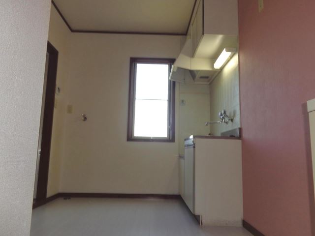 キッチン　玄関から見た画像