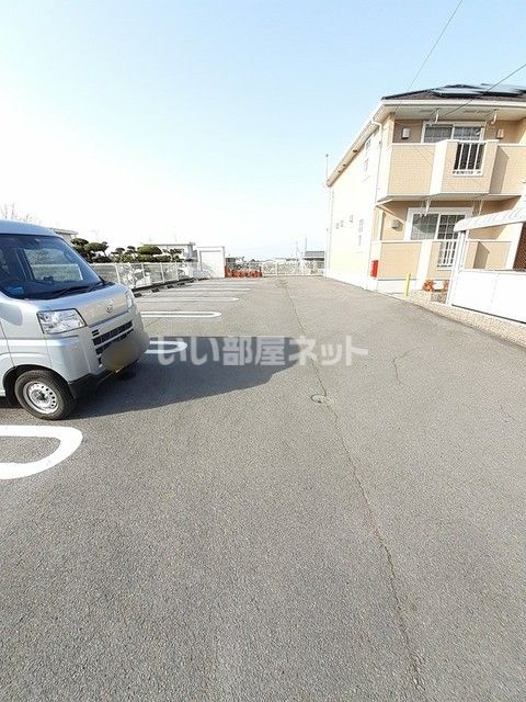 【四国中央市土居町津根のアパートの駐車場】