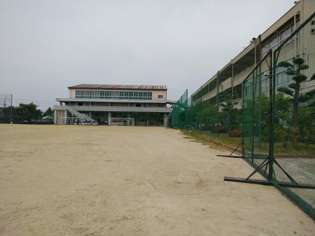 【岡山市北区高松のアパートの中学校】