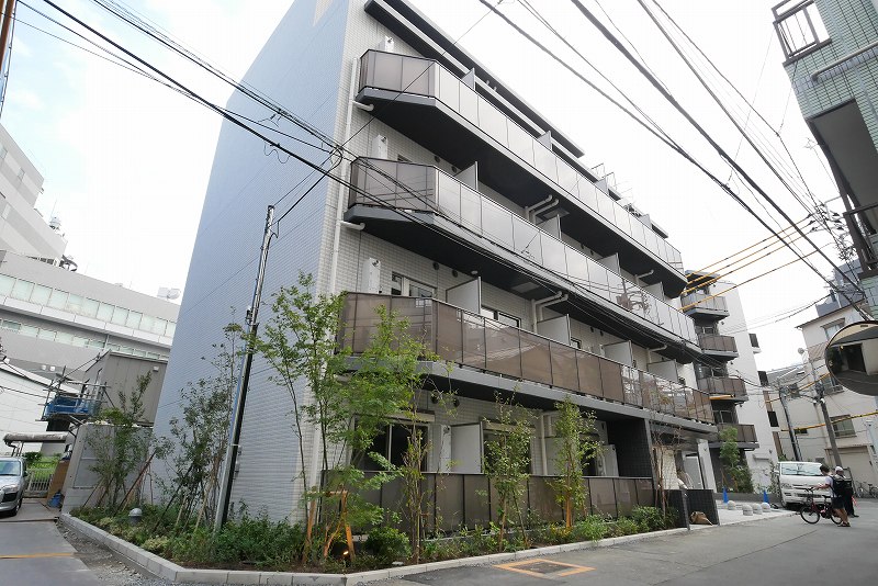 【新宿区山吹町のマンションの建物外観】