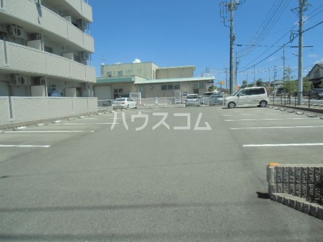 【袋井市掛之上のマンションの駐車場】