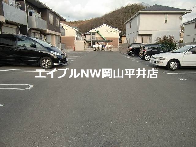 【岡山市東区瀬戸町下のアパートの駐車場】