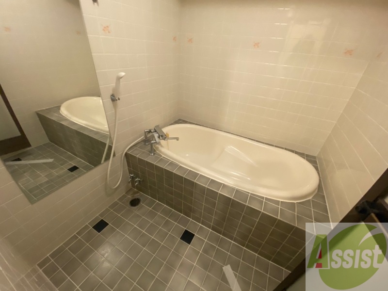 バス・シャワールーム　バスルームはこちらです。広々としてゆったり休めます。