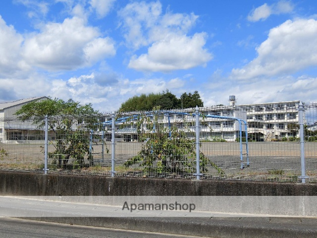 小学校　六郷小学校（小学校）まで952m