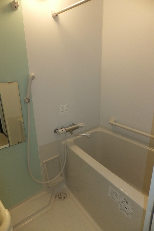 バス・シャワールーム　カラーパネルの明るいバスルームです