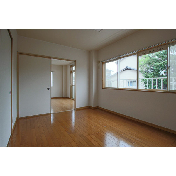 居室・リビング　同じ建物の別のお部屋