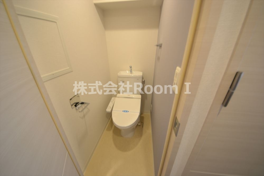 トイレ　落ち着いた色調のトイレです