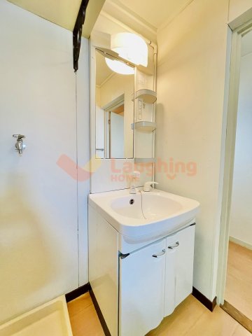 洗面設備　ゆったりとスペースのある洗面所※別号室の写真です