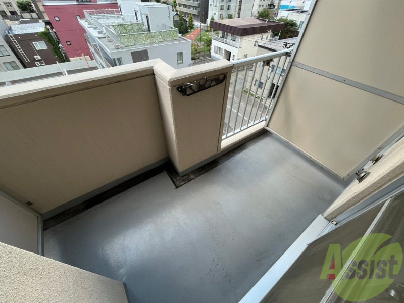 バルコニー　バルコニー。洗濯物がはかどりそうな広さがありますよ。