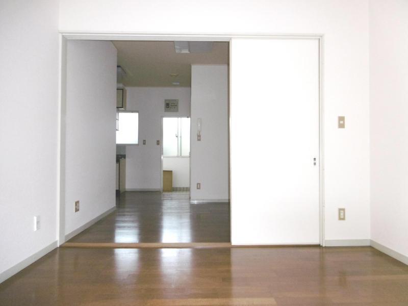 居室・リビング　洋室からＬＤＫ