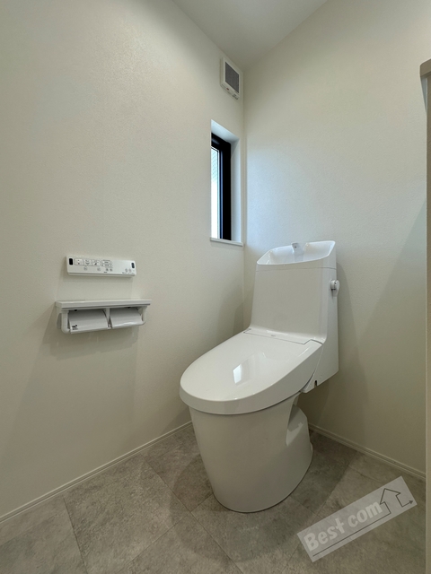 トイレ　温水洗浄便座付き♪