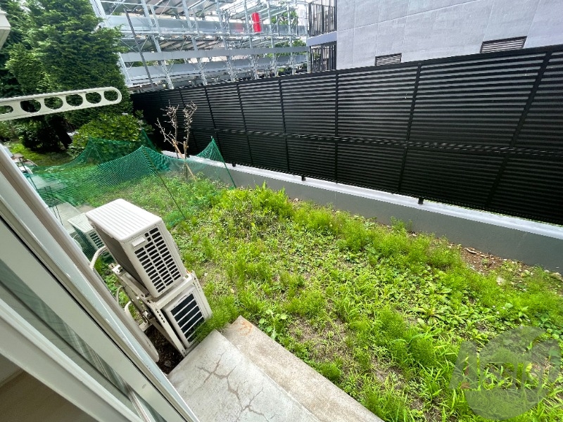 バルコニー　バルコニーはございませんが洗濯物を干すスペースはあります。