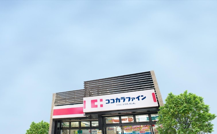 ドラックストア　ココカラファインヨークフーズ新宿富久店（ドラッグストア）まで387m