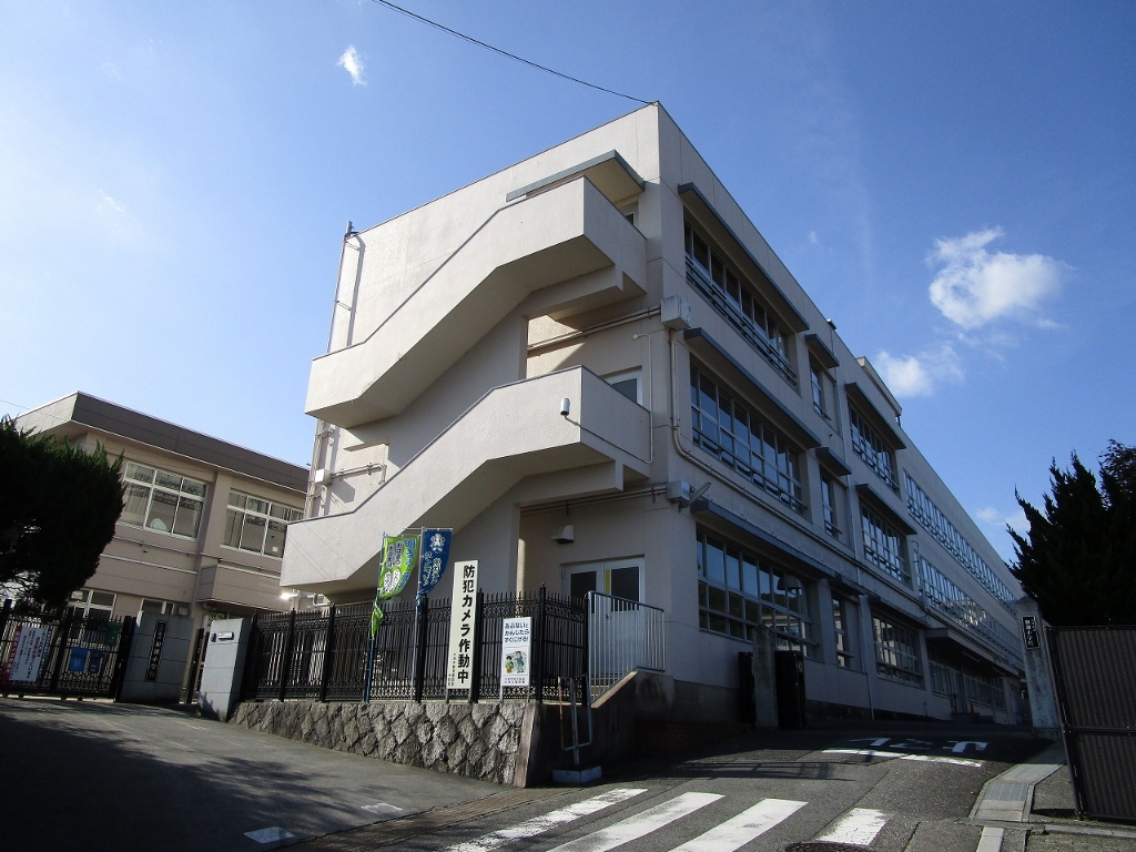 小学校　大津市立和邇小学校（小学校）まで570m