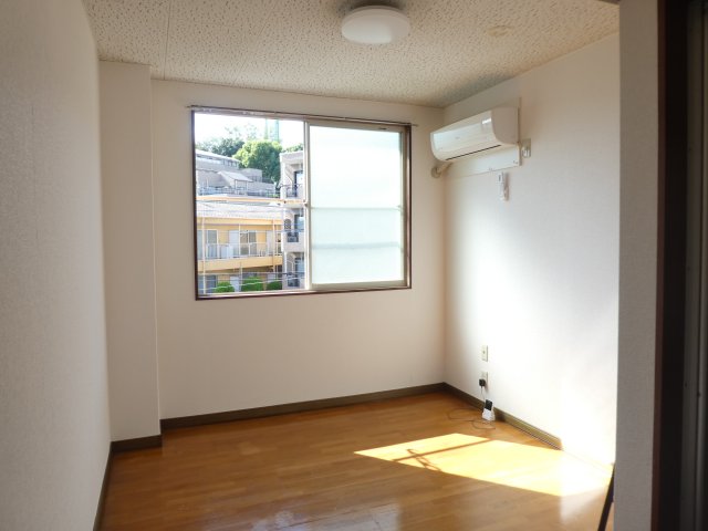 居室・リビング　洋室４．５帖は西向き２階角部屋で明るいお部屋です♪