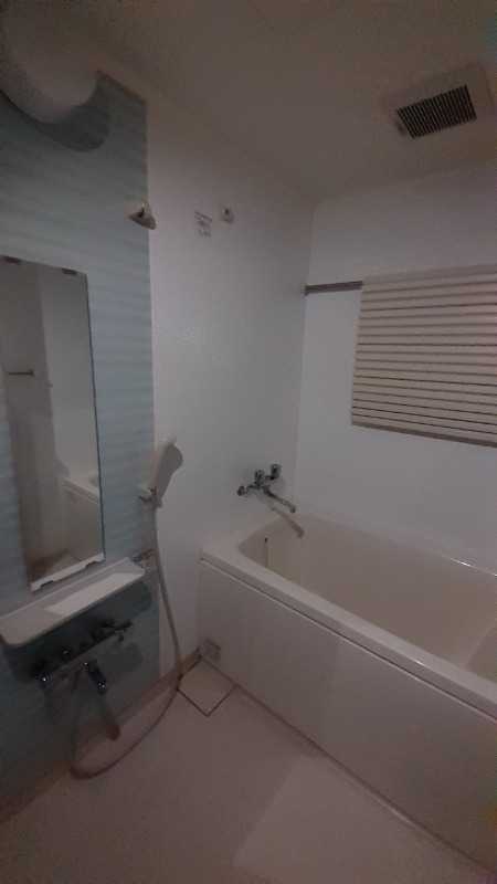 バス・シャワールーム　※別部屋の反転した同じ仕様の間取り写真となっております。参考