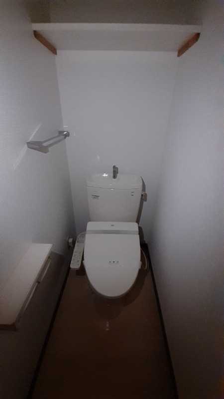 トイレ　※別部屋の反転した同じ仕様の間取り写真となっております。参考