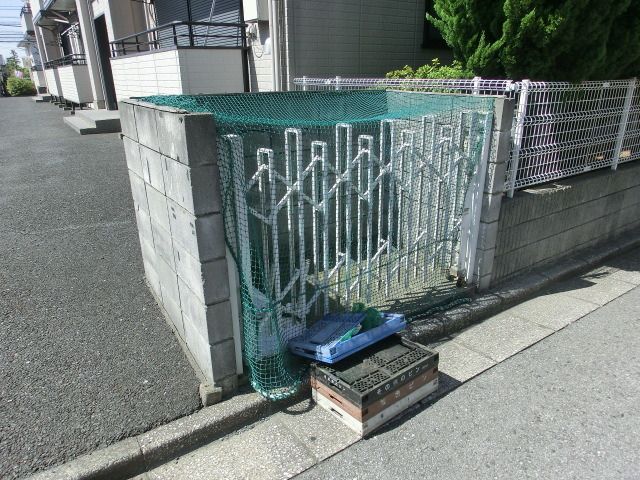 エントランス　敷地内のゴミ置き場