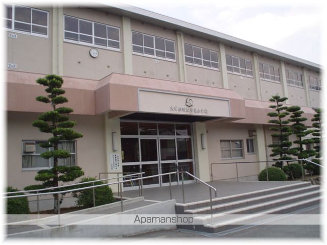 小学校　手鎌小学校（小学校）まで750m