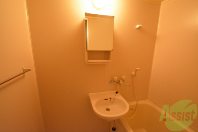 洗面設備　洗面台鏡付きで使いやすいです