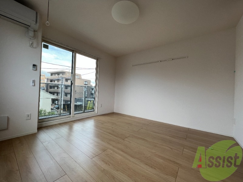 その他部屋・スペース　清潔感のある寝室でゆったり休めます。