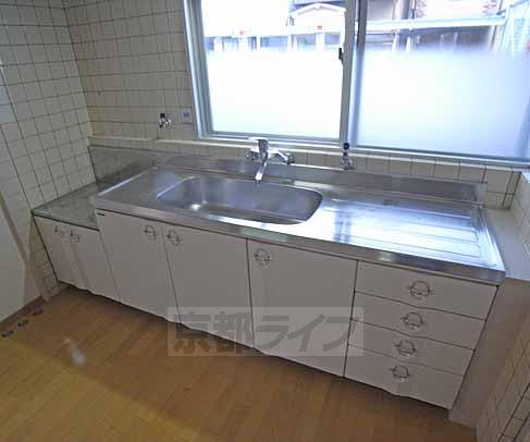 キッチン　窓付きキッチンで明るいですよ！