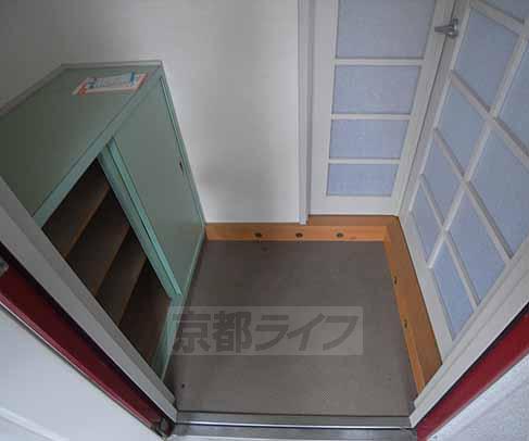 玄関　玄関には靴箱があります。