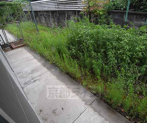 バルコニー　１階のお部屋は庭つきです！