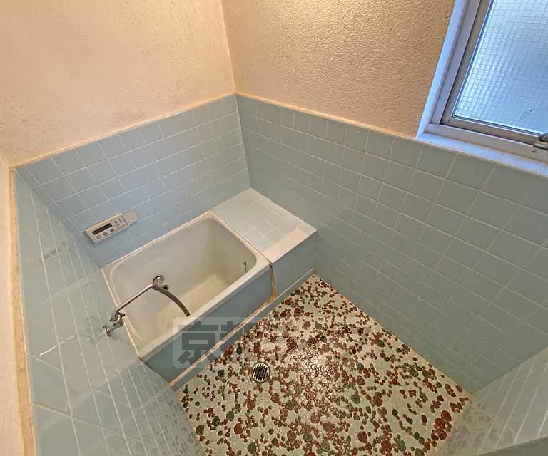 バス・シャワールーム　レトロなタイルがお洒落な浴室です。