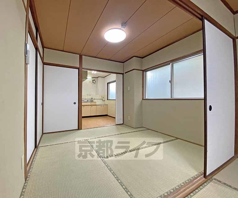 居室・リビング　角部屋でまどが多く、風が通りやすいお部屋です。コンビニ...
