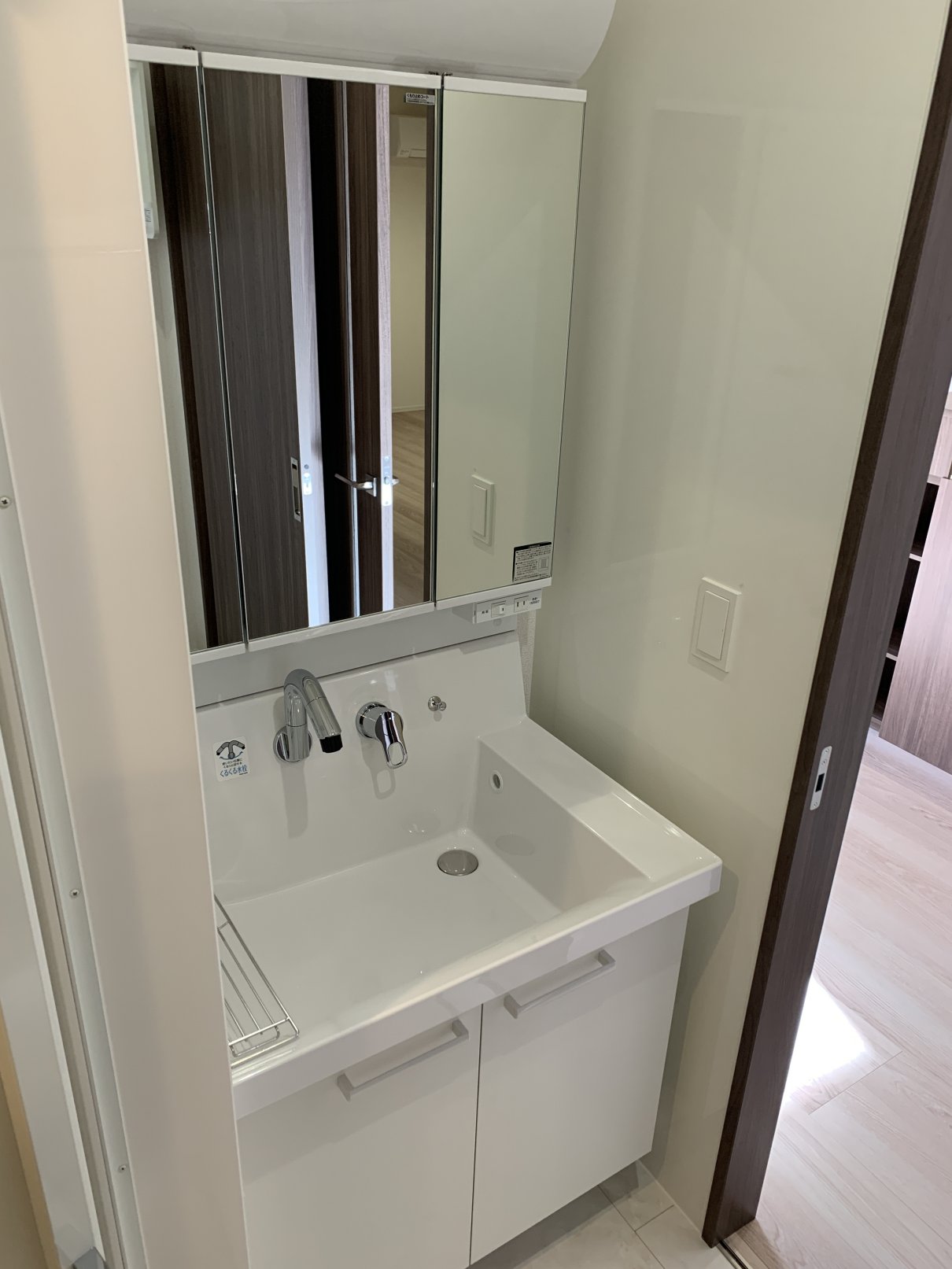 洗面設備　忙しい朝に嬉しい洗髪洗面化粧台付