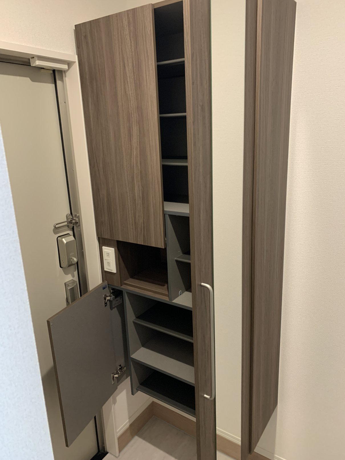 玄関　収納たっぷりの下駄箱付