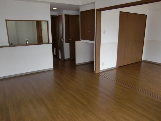 居室・リビング　大きな家具の配置も問題ないですね。