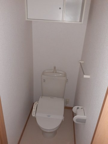 トイレ　落ち着いた色調のトイレです