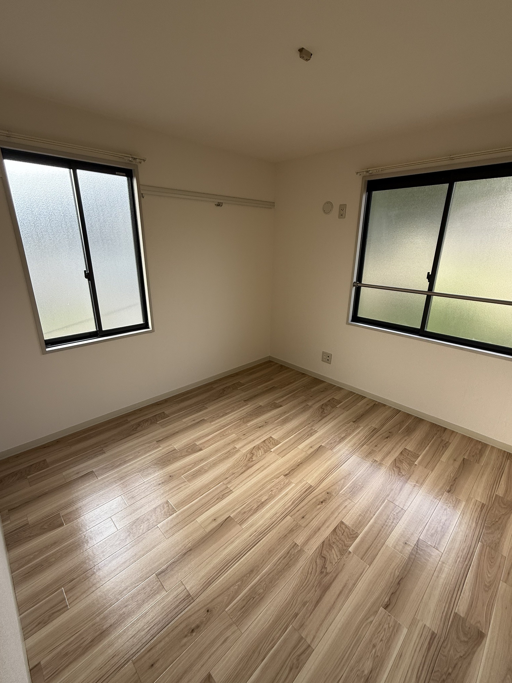 居室・リビング　こちらの洋室には収納のほかフラワーボックスがございます