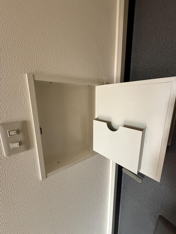 収納　玄関ドア脇には小物収納も付いています