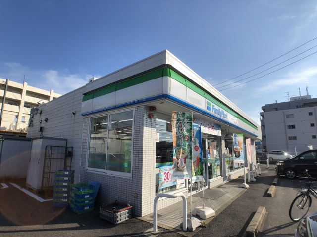 コンビニ　ファミリーマート（コンビニ）まで440m