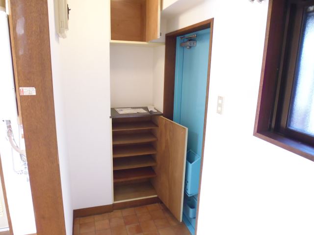 玄関　玄関横には下駄箱あり