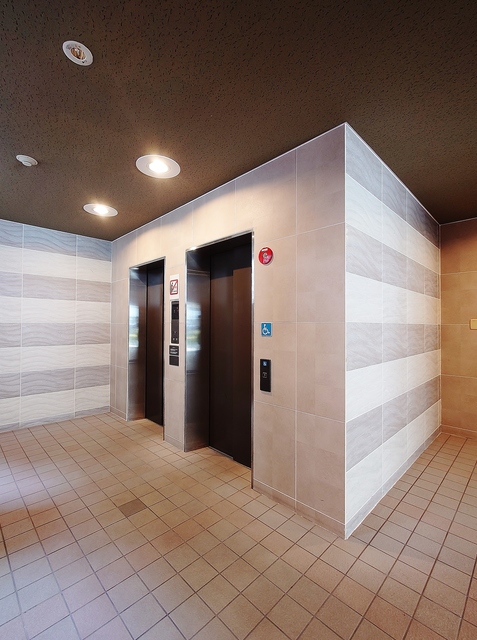 ロビー　エレベーター２基