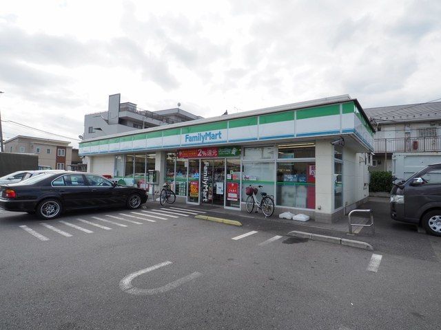 コンビニ　ファミリーマート（コンビニ）まで300m