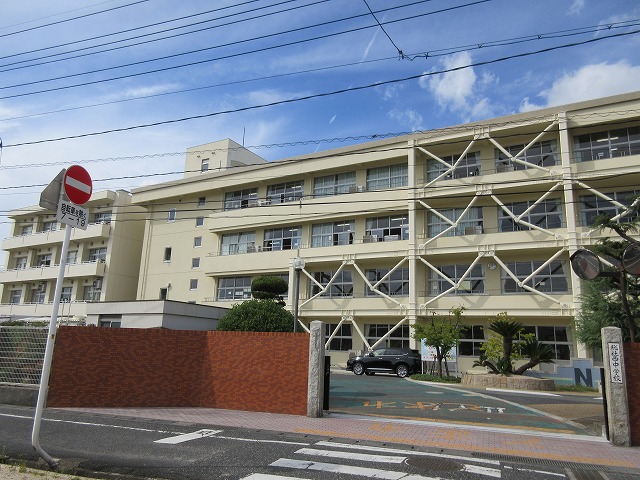 中学校　総社市立総社西中学校（中学校）まで764m