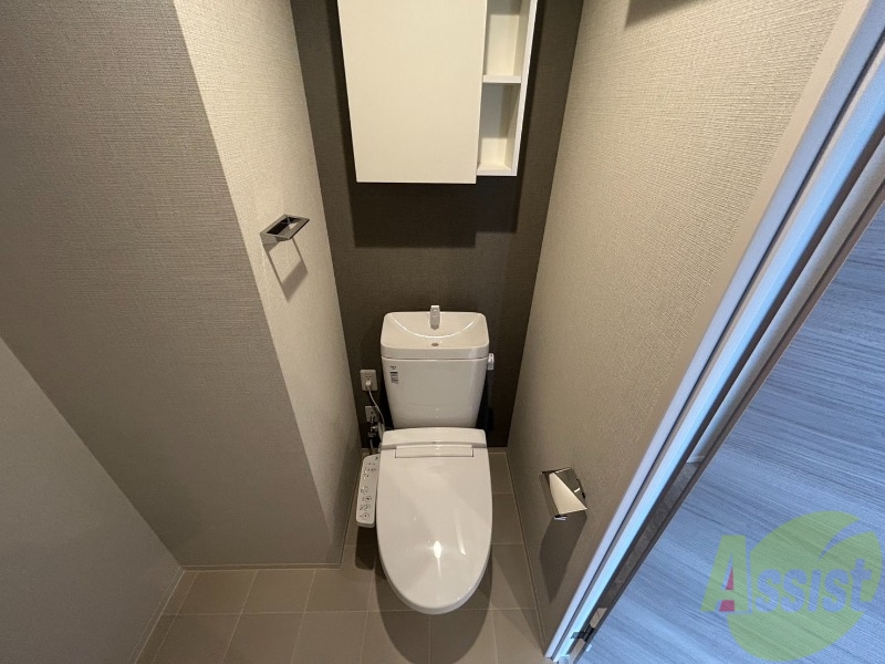 トイレ　トイレは温水洗浄便座で上部には棚もございます。