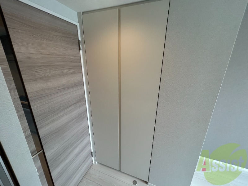 収納　丈の長いコートも掛けることができるクローゼットです。