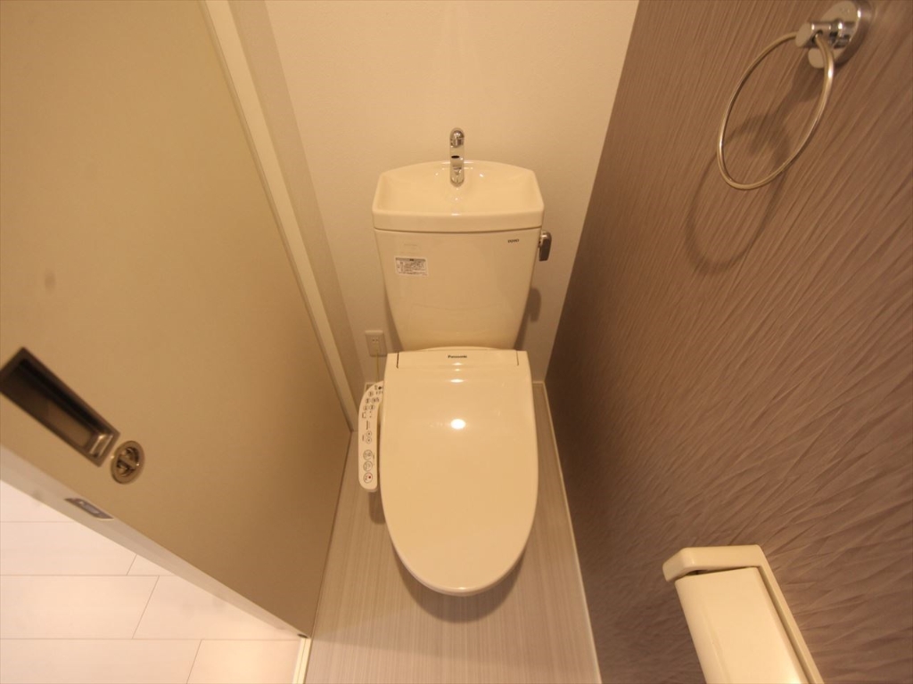 トイレ　温水洗浄暖房便座付トイレ　同型写真