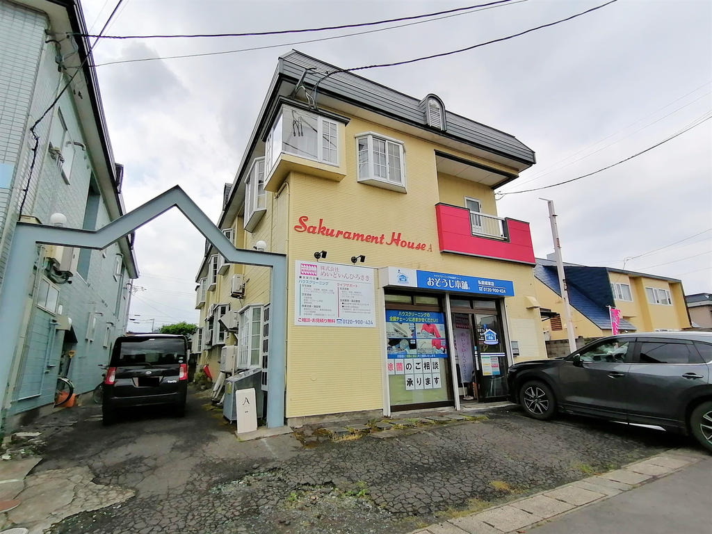 建物外観　コンビニや飲食店がすぐ近くです！