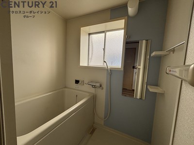 バス・シャワールーム　浴室内に窓があり換気良好です