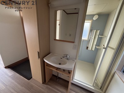 洗面設備　収納スペースありの独立洗面台です