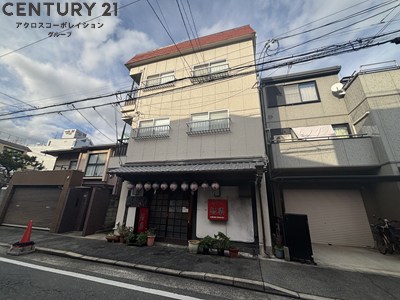 建物外観　1階が飲食店なので人通りがある1LDKです