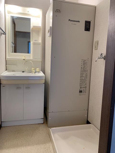 洗面設備　洗面台・電気給湯器・洗濯機置き場