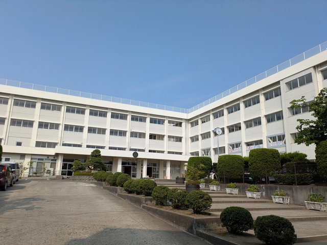 小学校　新潟市立東青山小学校（小学校）まで818m